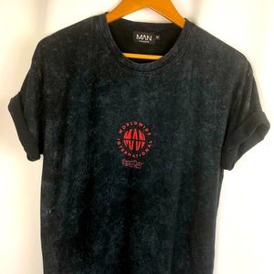 boohoo MAN “International Worldwide MAN” Acid Wash Graphic T - Size Medi…